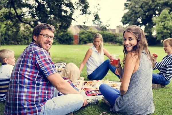 Família desfrutando de piquenique — Fotografia de Stock