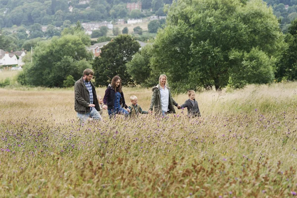 Familie auf dem Feld — Stockfoto