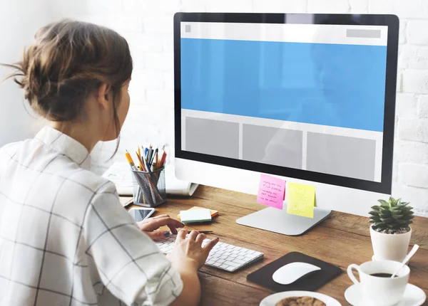 Woman working with computer — Stock Photo, Image