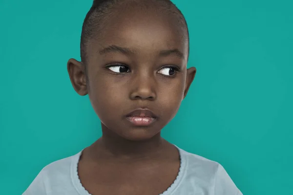 Маленькая африканская девочка в студии — стоковое фото