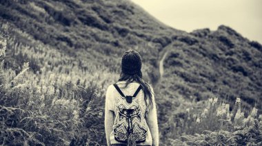 Dağları'nda genç kadın