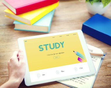 Dijital tablet tutan kadın