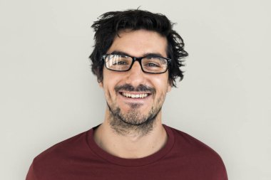 Stüdyoda poz veren adam