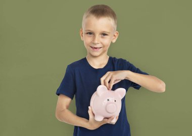 stüdyoda poz çocuk