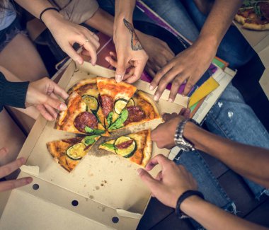 Pizza sahip arkadaşlar