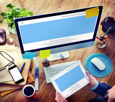 Bilgisayarda çalışan iş adamı