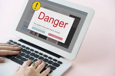 Dizüstü bilgisayarda çalışan kadın