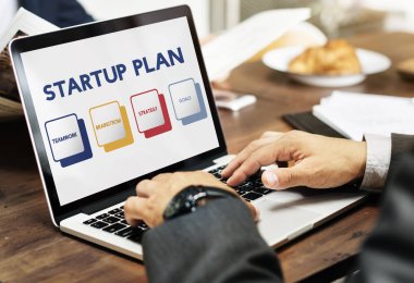 Dizüstü bilgisayarda çalışan iş adamı 