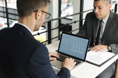 birlikte çalışan iş adamları 