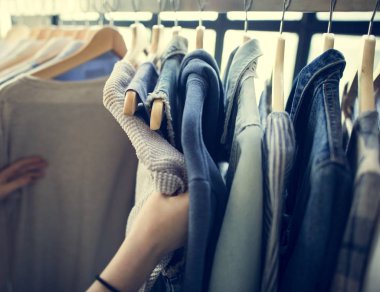 Moda mağaza giysileri ile