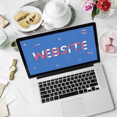 ekranda metin olan dizüstü bilgisayar