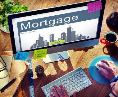 Bilgisayarda çalışan iş adamı