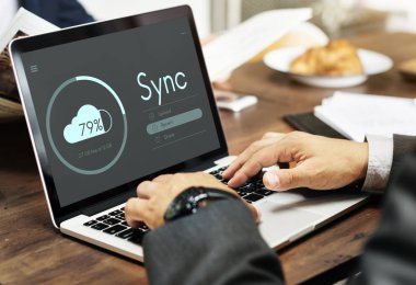 Dizüstü bilgisayarda çalışan iş adamı 