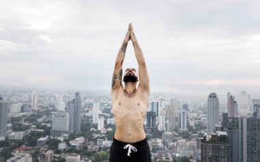Yoga yapan adam.