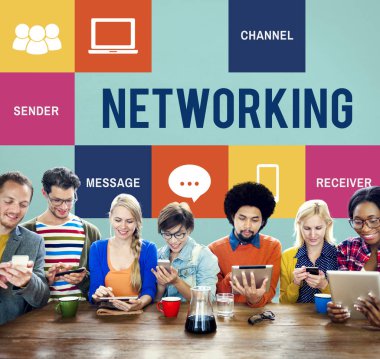 Dijital cihazlar kullanan öğrenciler