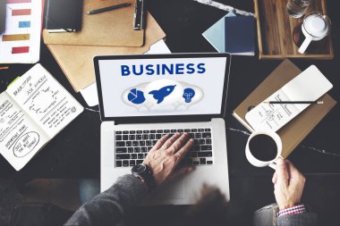 İşyeri masada dizüstü bilgisayar kullanan adam