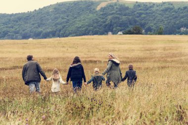 Aile alanına yürüyor