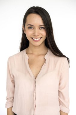 Stüdyoda genç bir kadın 