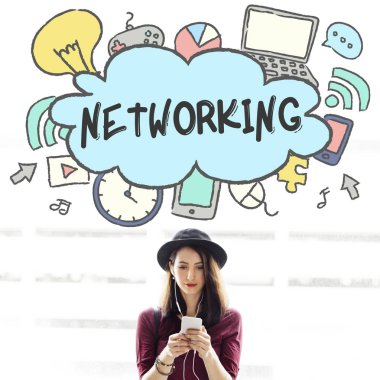 Akıllı telefon kullanan genç bir kadın.