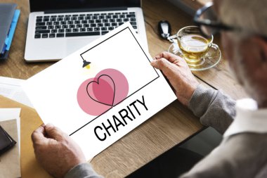 holding kağıt adam