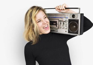 Boombox tutan kadın