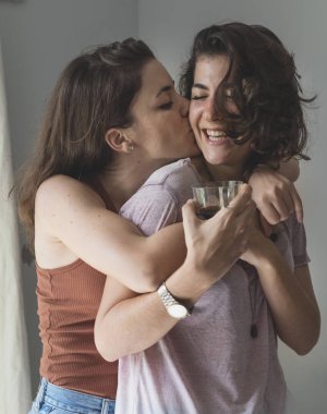 lezbiyen çift öpüşme