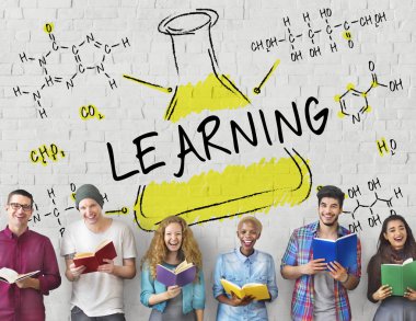 insanlar gülümsüyor ve kitap okuma