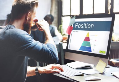 kahve içme ve bilgisayarla çalışma adam