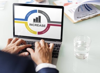 Bilgisayarla çalışan bir iş adamı