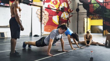 Spor salonunda egzersiz yapan insanlar