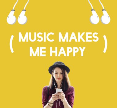 Akıllı telefon kullanan genç bir kadın.