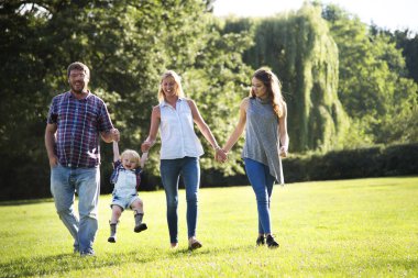 Aile birlikte vakit geçiriyor.