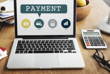 ekranda metin olan dizüstü bilgisayar