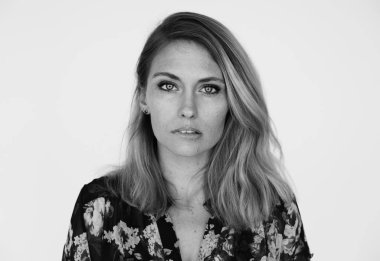 Güzel Sarışın Kadın