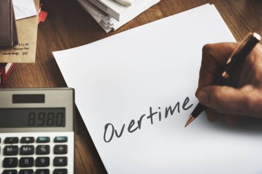 beyaz kağıt üzerine yazma kişi