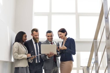 İş ekibi birlikte çalışıyor.