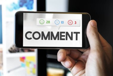 Akıllı telefon kullanan adam