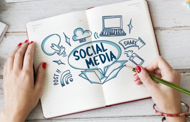 Günlüğe notlar yazan kadın