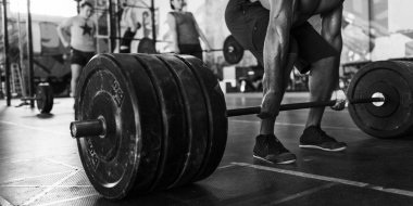 Spor salonunda egzersiz yapan adam.