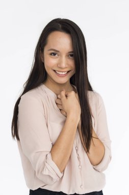 Stüdyoda genç bir kadın 