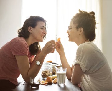 Lezbiyen çift birlikte vakit geçiriyor.