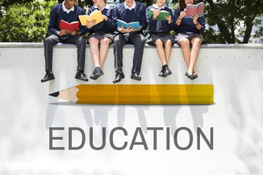 Çeşitli Öğrenciler üniversite üniformalı