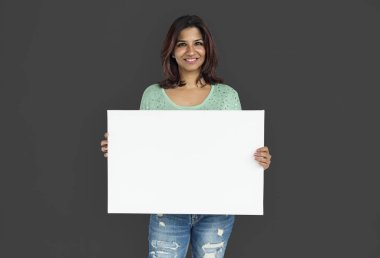 kadın stüdyoda poz