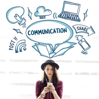 Akıllı telefon kullanan genç bir kadın.