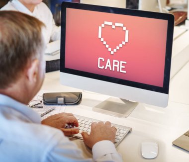 bilgisayar kullanan yetişkin adam