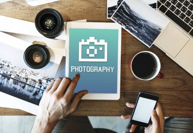 Dijital tablet kullanan adam