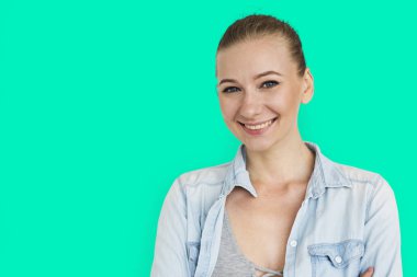 Stüdyoda genç bir kadın 