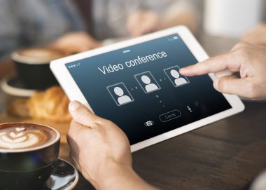 Tablet kahve dükkanında kullanan kişi