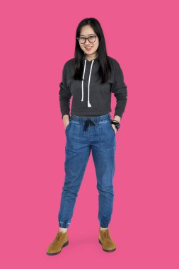 kadın stüdyoda poz