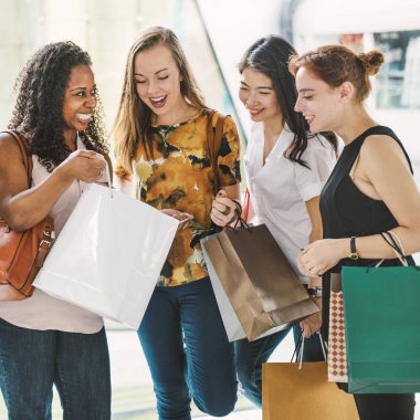 Alışverişkoliğin kadınlar alışveriş merkezinde